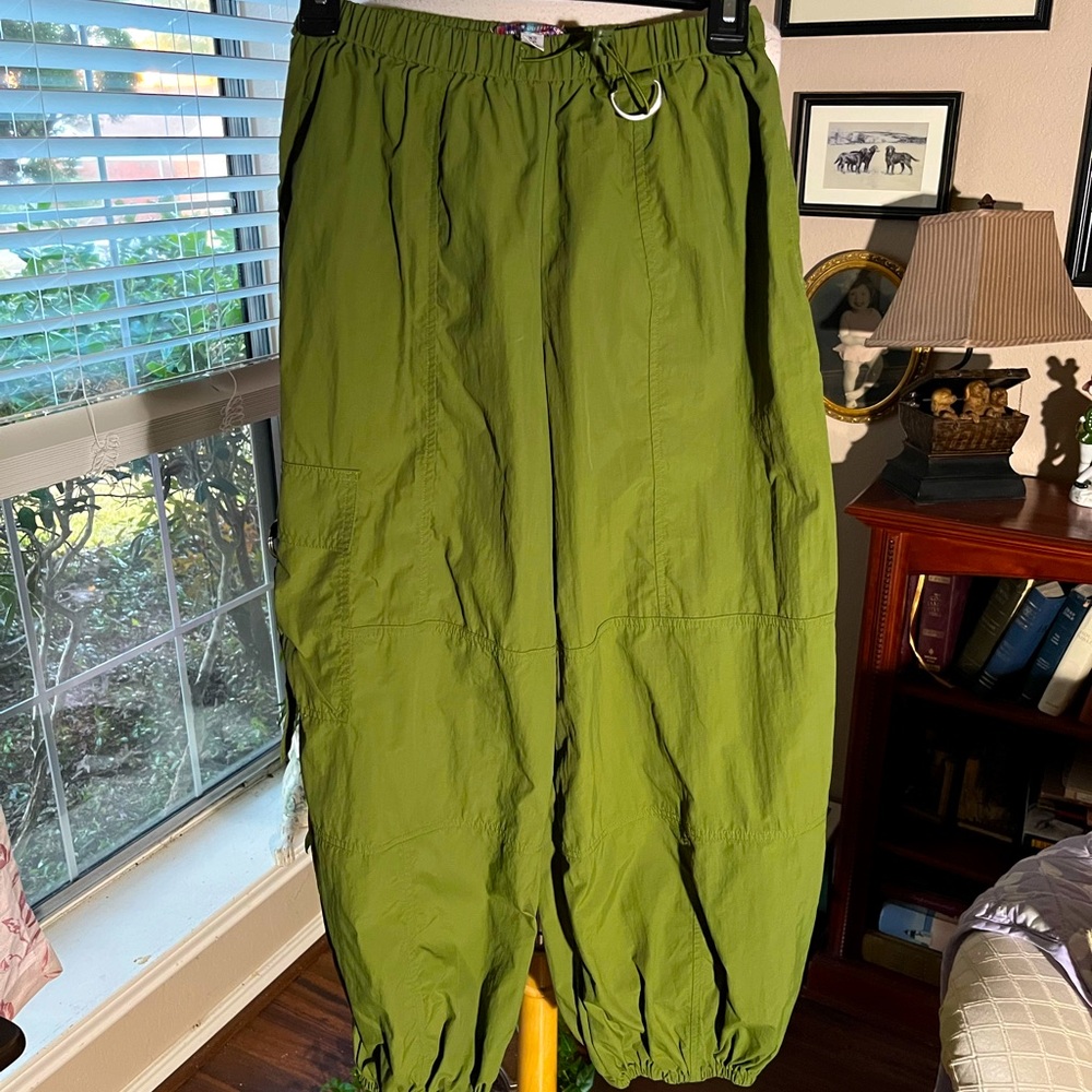 URBAN OUTFITTERS CARGO STYLE JOGGERS. SIZE XS